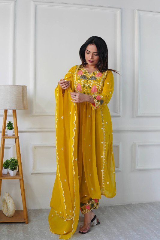 Mahak Goargate With Havy Embrodary Work