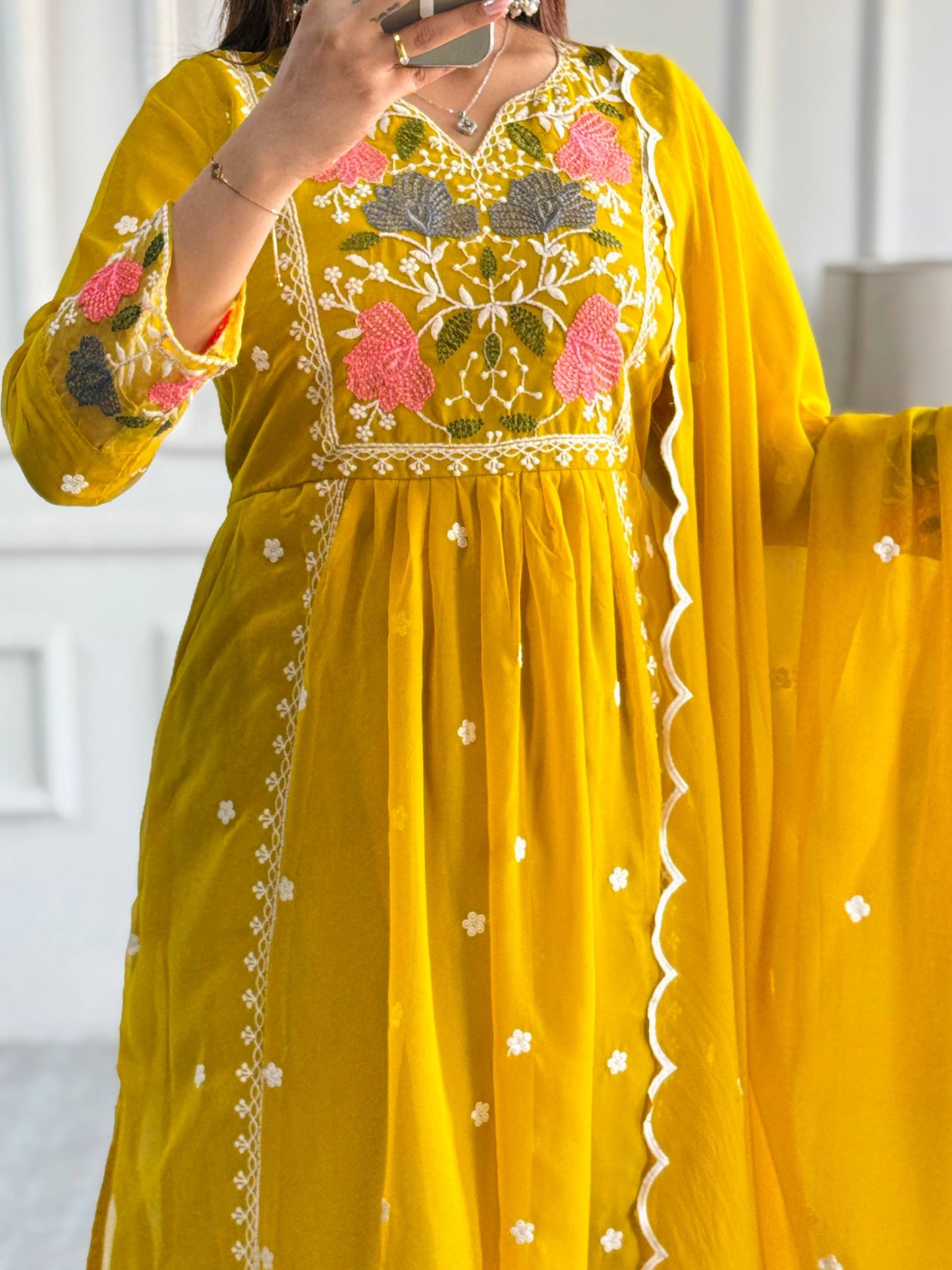 Mahak Goargate With Havy Embrodary Work